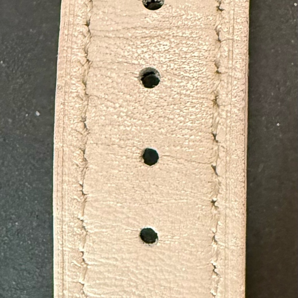 Fitbit Versa 4 Smartwatch - Black and Beige - Picture 3 of 6